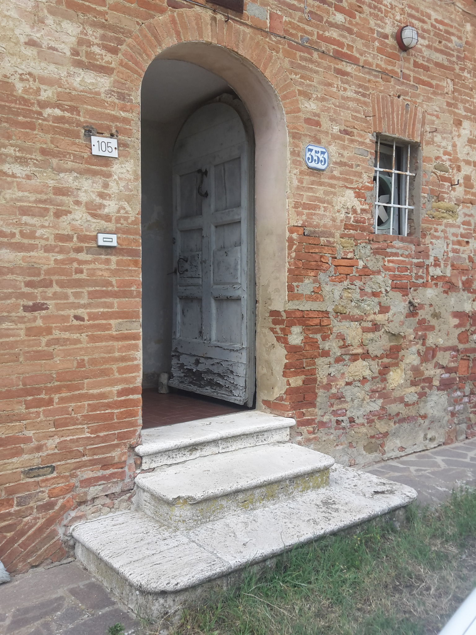 Casale in Toscana, porta d'ingresso, settembre 2020
