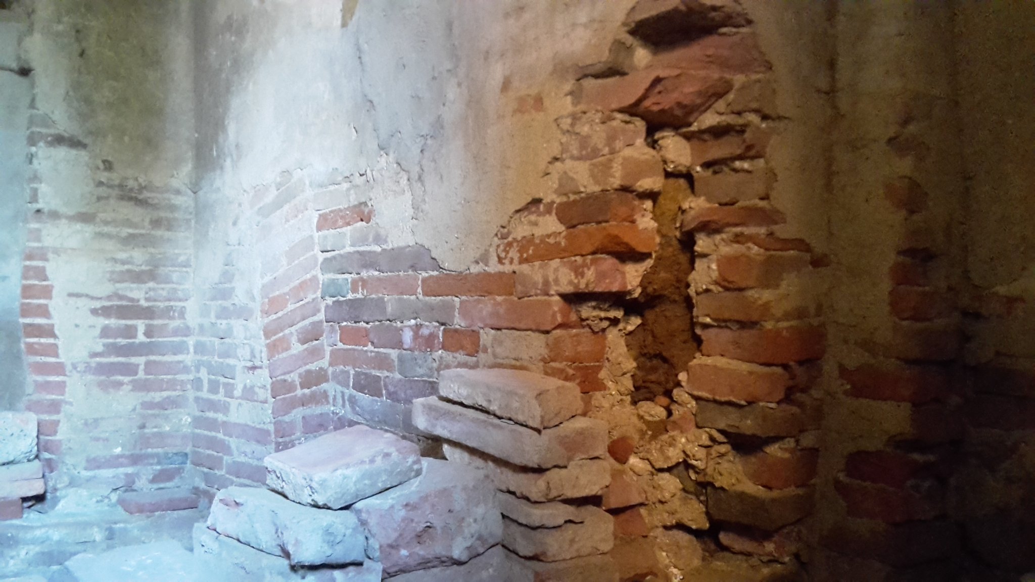 Casale in Toscana, dettaglio del muro in terra, settembre 2020