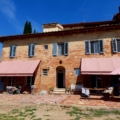 Casale in Toscana, fronte sud est, luglio 2023